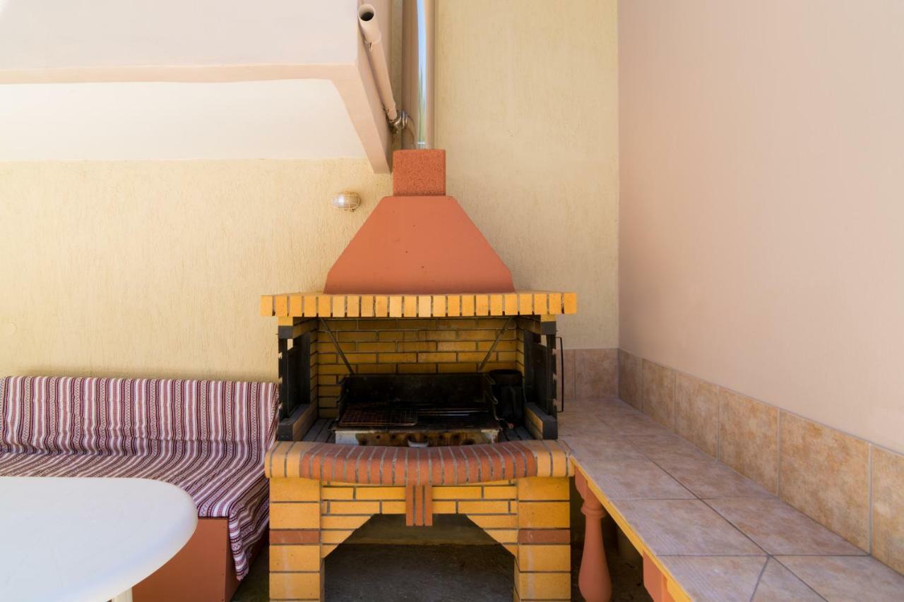 Aris Palace Elia  Luaran gambar