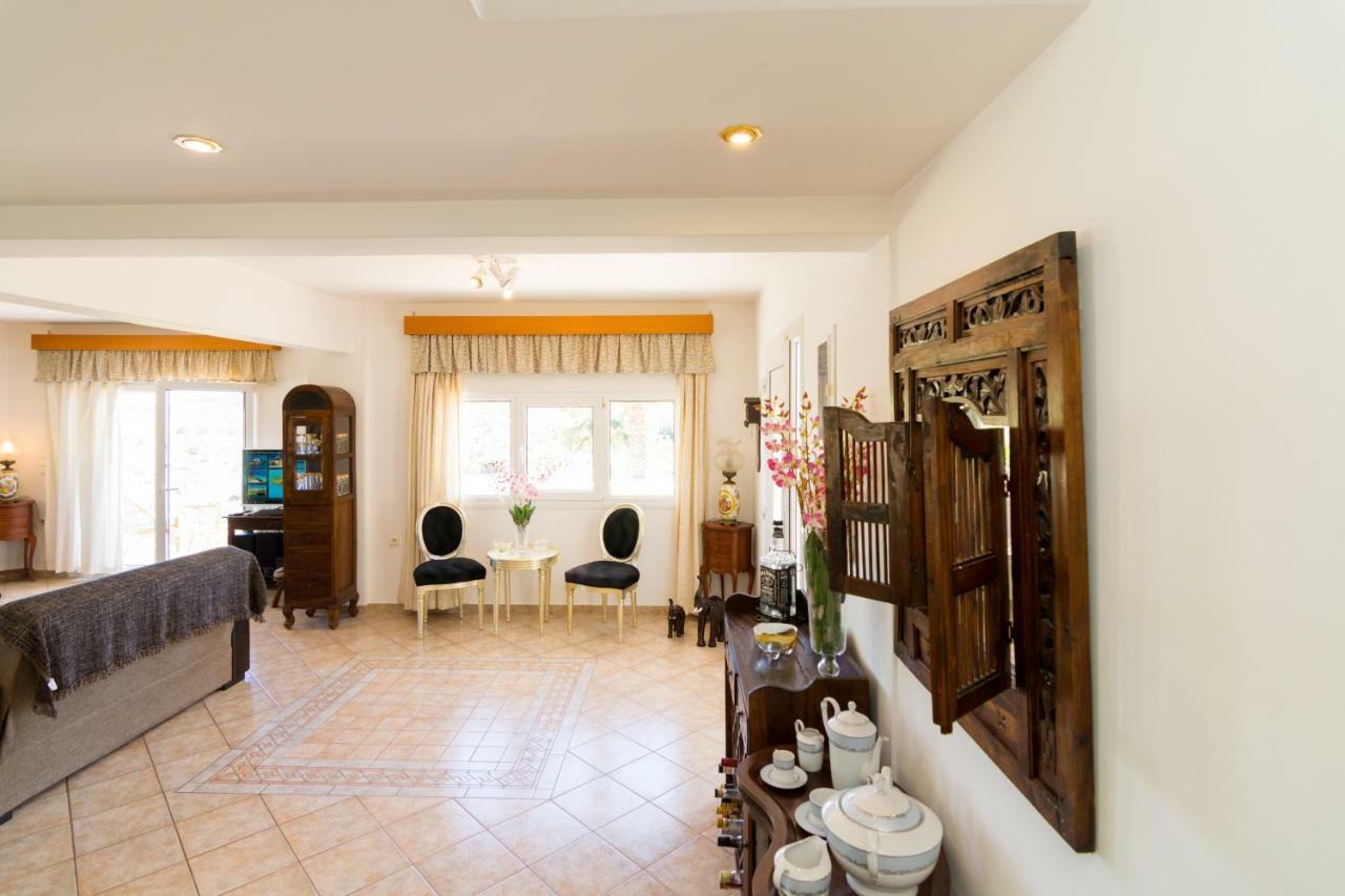 Aris Palace Elia  Luaran gambar